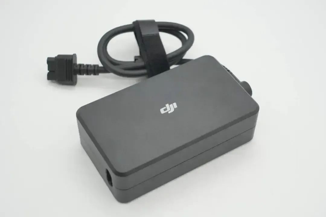 大疆240W氮化鎵桌面充電器